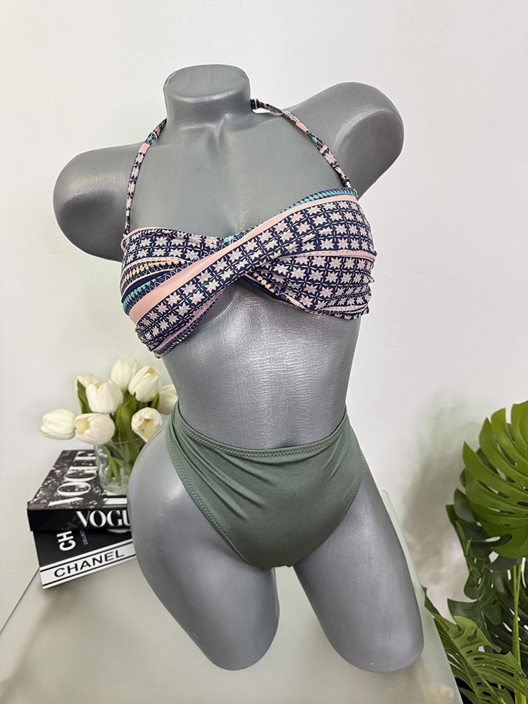 Costum de baie doua piese sutien cu burete 46 slip sutien s